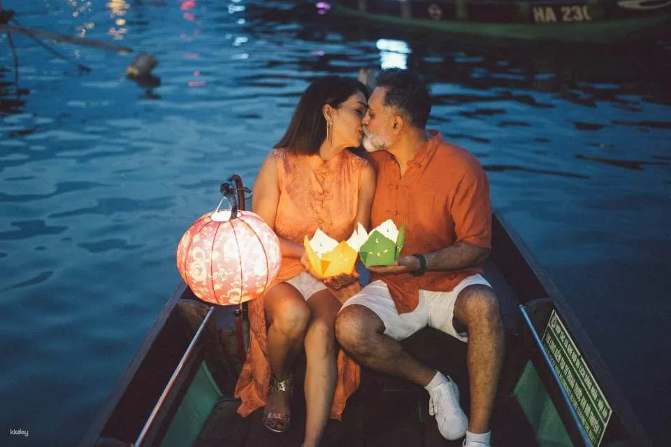 Hoi An: Golden Hour and Night Photoshoot with Guide