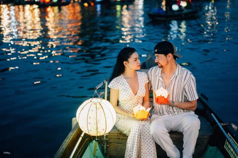 Hoi An: Golden Hour and Night Photoshoot with Guide