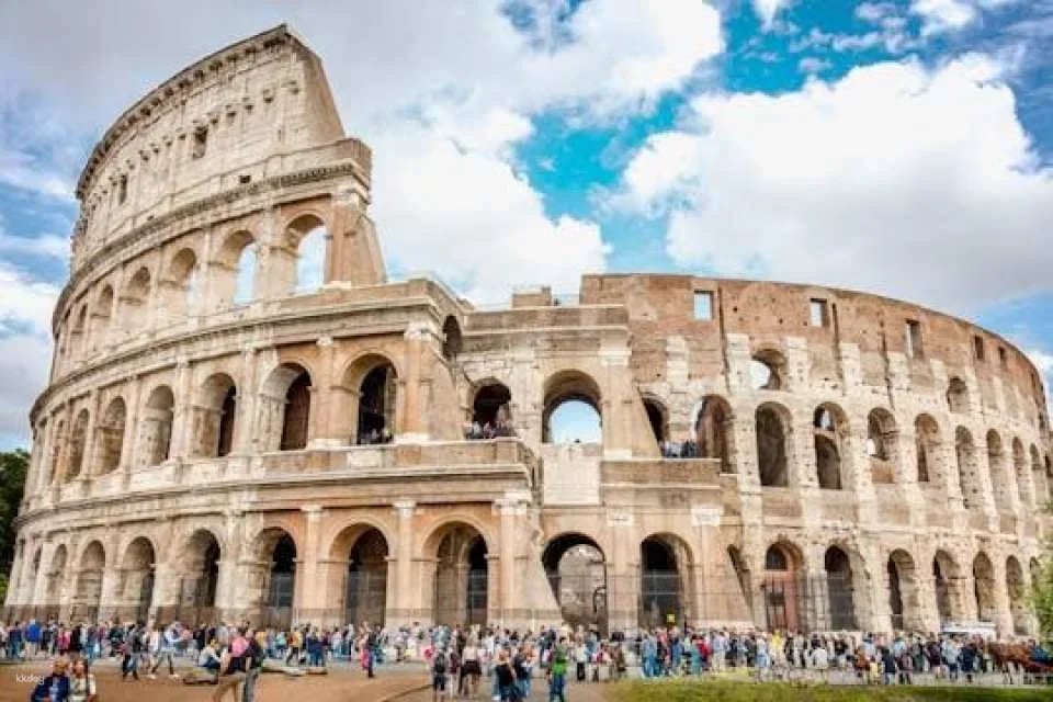 Colosseum and arena floor private tour with local guide