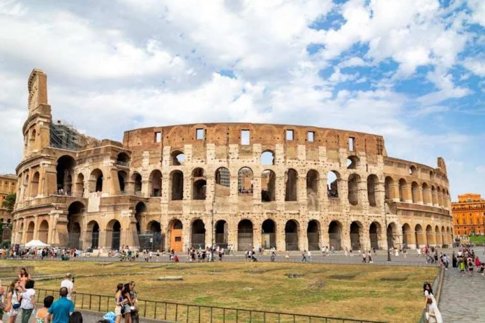 Colosseum and arena floor private tour with local guide