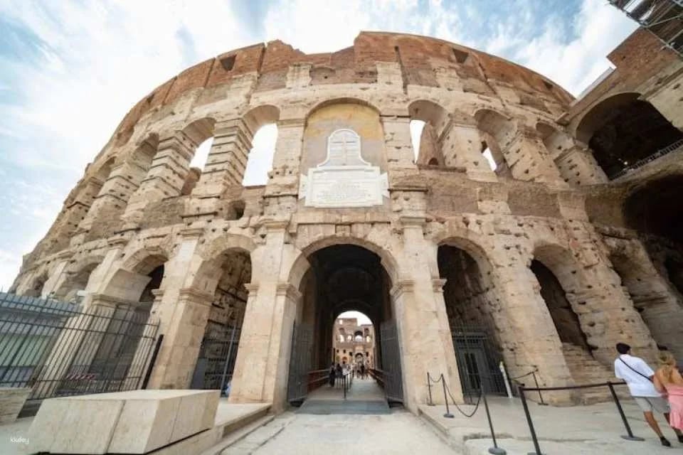 Colosseum and arena floor private tour with local guide