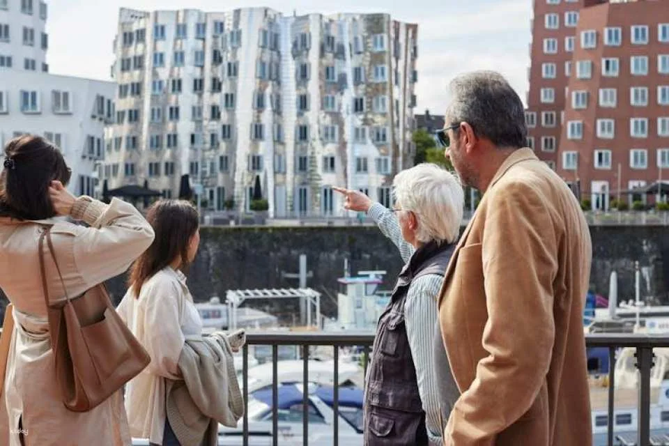 2-Hour Guided Walking Tour of Düsseldorf in German