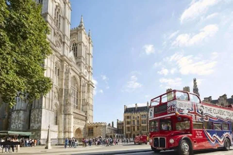 Vintage open-top bus tour with live guide in London (609956)