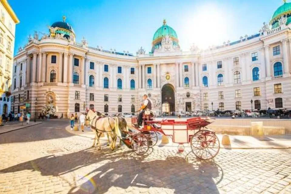 Skip-the-Line Sisi Museum, Hofburg and Gardens Tour Vienna in Italian