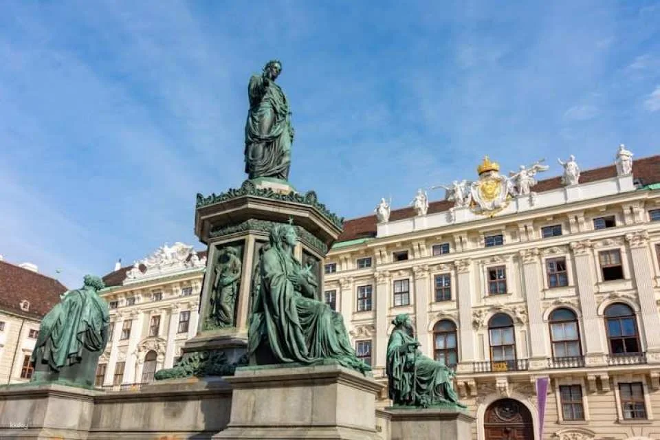 Skip-the-Line Sisi Museum, Hofburg and Gardens Tour Vienna in Italian