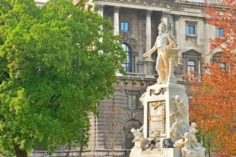 Skip-the-Line Sisi Museum, Hofburg and Gardens Tour Vienna in Italian