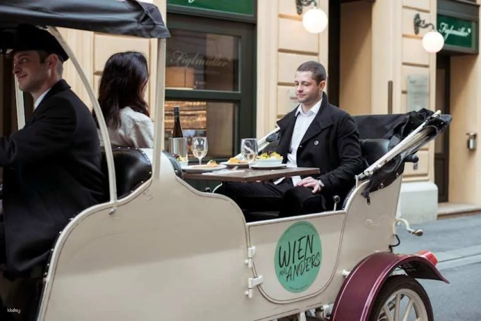 Vienna sightseeing tour in an electric vintage car with vegan meal