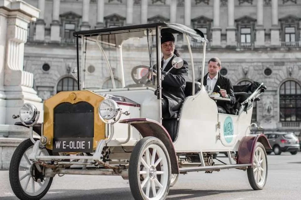 Vienna sightseeing tour in an electric vintage car with vegan meal