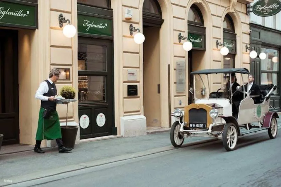 Vienna sightseeing tour in an electric vintage car with vegan meal