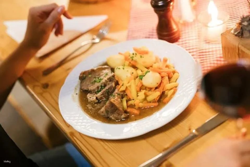 Gundolf Family Tyrolean folk show in Innsbruck with dinner option