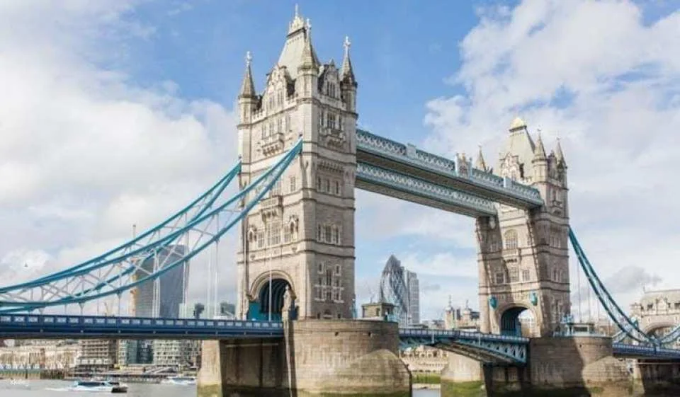 Panoramic London 2-hour open-top bus tour with live guide