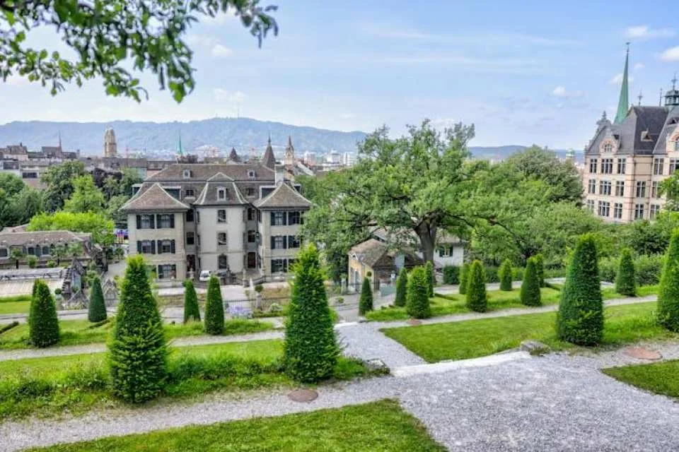 Zürich old town private walking tour with a local guide
