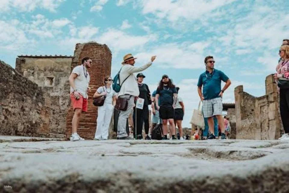 Amphitheatre of Pompeii Tour with an Archaeologist