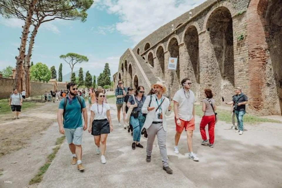 Amphitheatre of Pompeii Tour with an Archaeologist