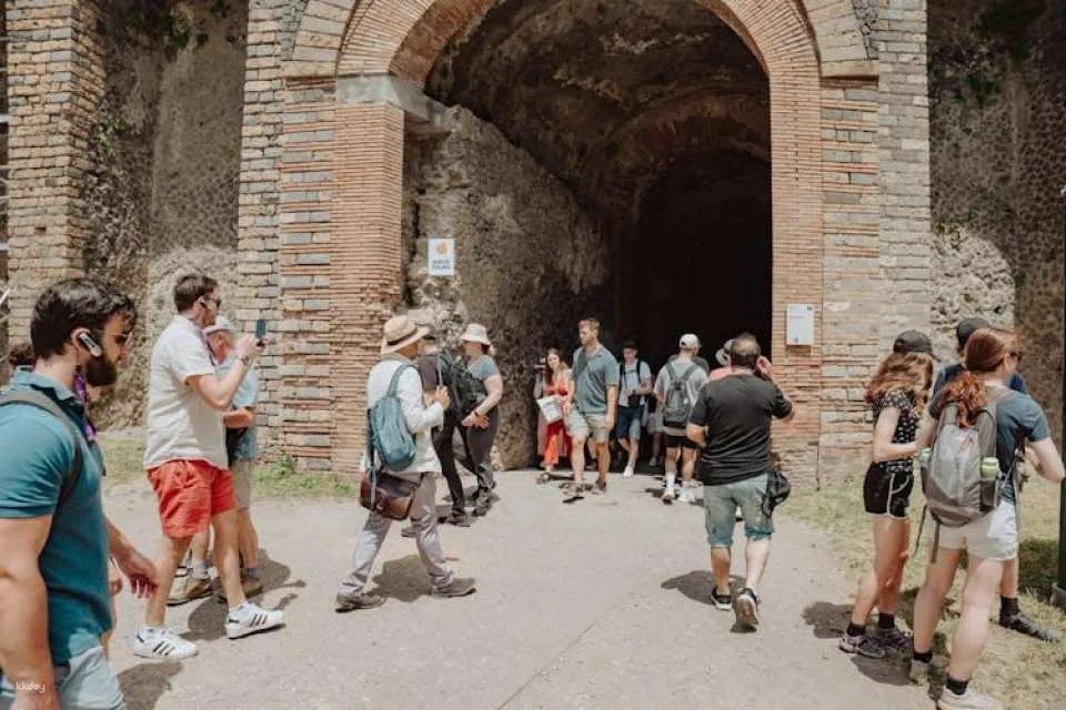Amphitheatre of Pompeii Tour with an Archaeologist