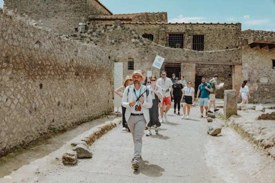Amphitheatre of Pompeii Tour with an Archaeologist