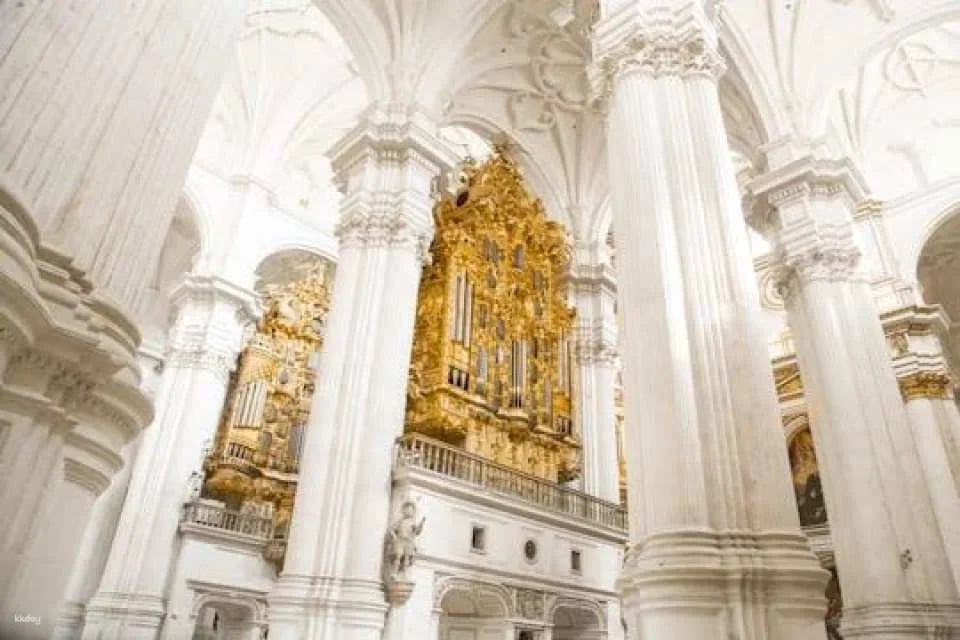 Guided tour of the Cathedral, the Royal Chapel and the historic center of Granada