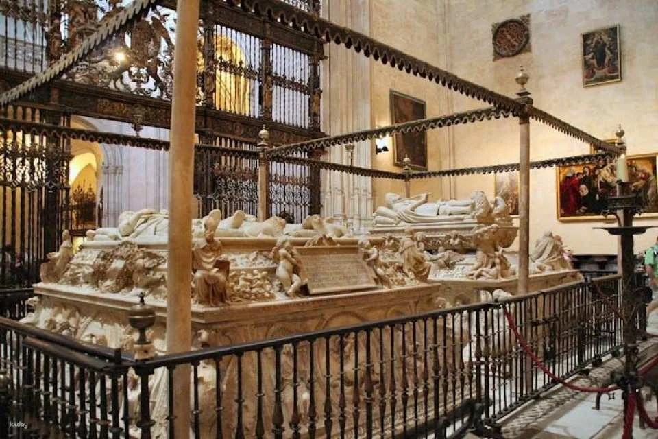 Guided tour of the Cathedral, the Royal Chapel and the historic center of Granada