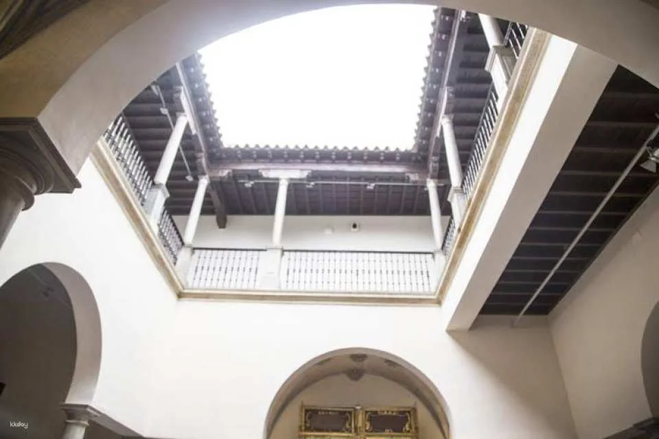 Guided tour of the Cathedral, the Royal Chapel and the historic center of Granada