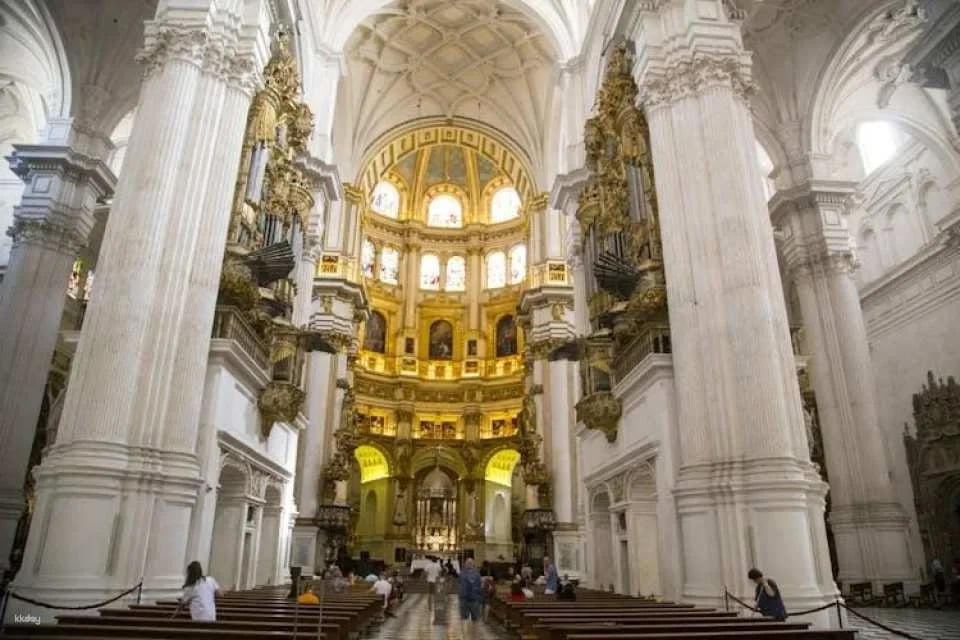 Guided tour of the Cathedral, the Royal Chapel and the historic center of Granada