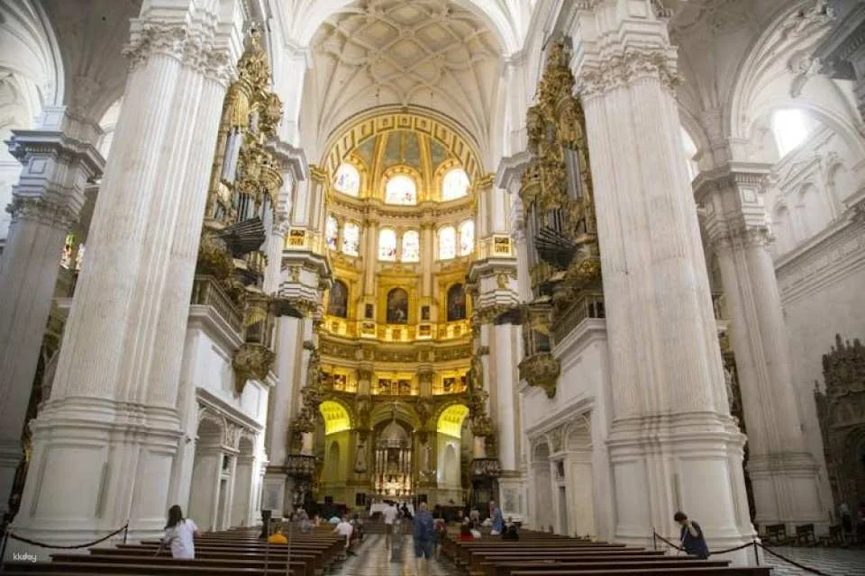 Guided tour of the Cathedral, the Royal Chapel and the historic center of Granada