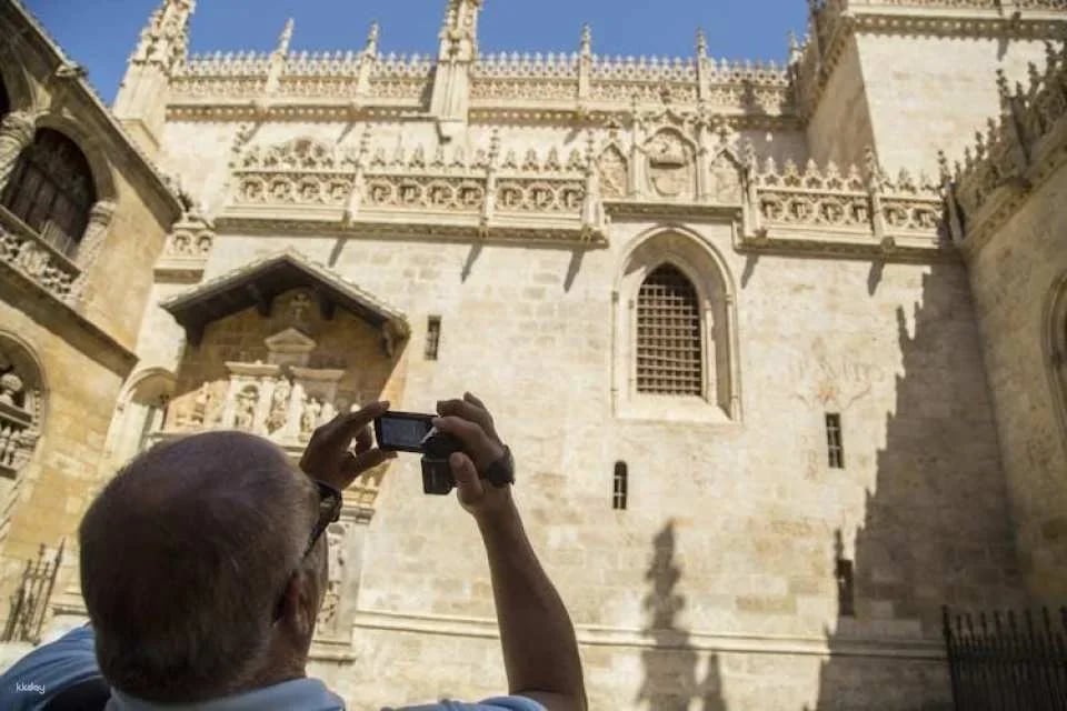 Guided tour of the Cathedral, the Royal Chapel and the historic center of Granada