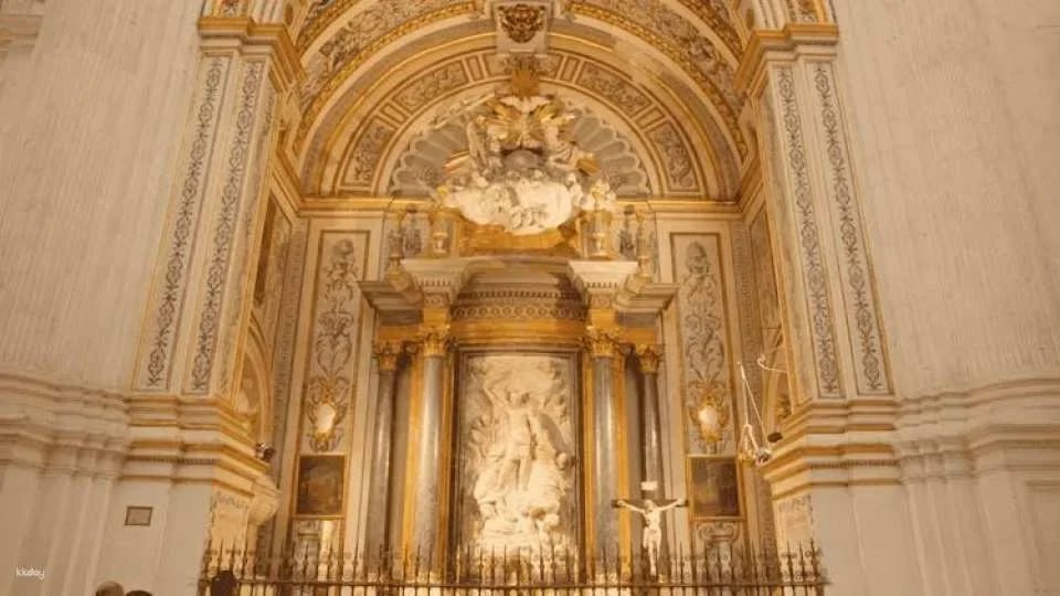 Guided tour of the Cathedral, the Royal Chapel and the historic center of Granada