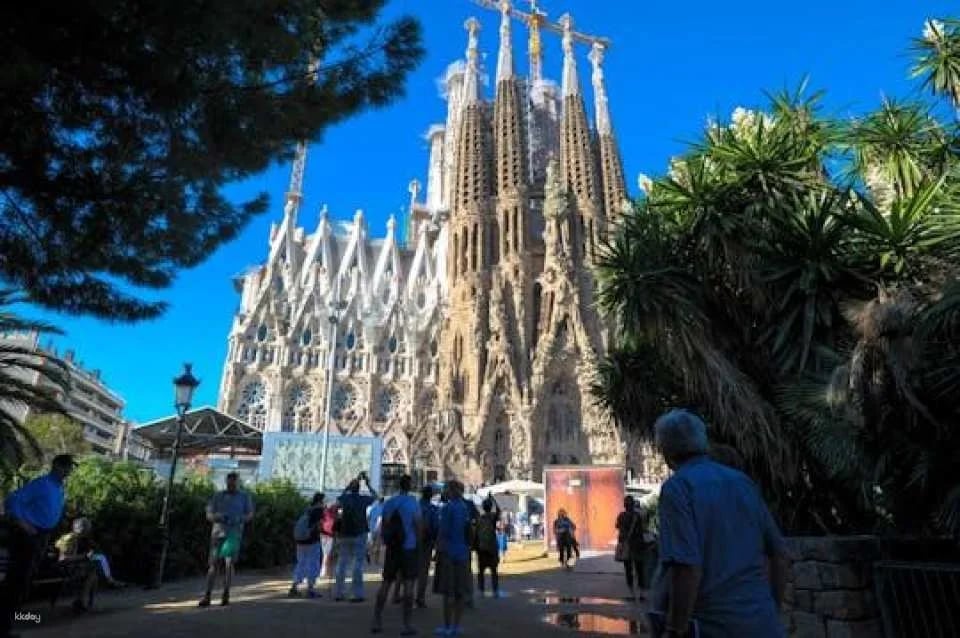 Barcelona full-day tour with Sagrada Familia skip-the-line entry