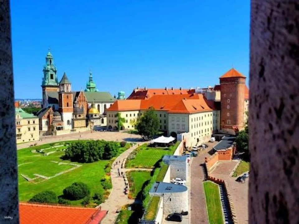 Wawel Castle Interiors and Crown Treasury Private Tour