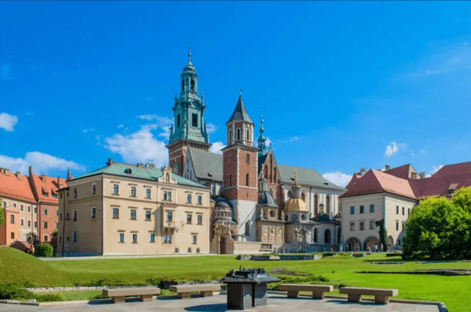 Wawel Castle Interiors and Crown Treasury Private Tour