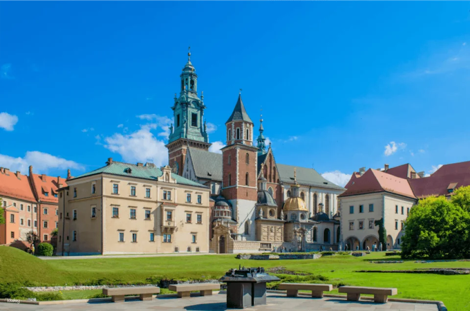 Wawel Castle Interiors and Crown Treasury Private Tour