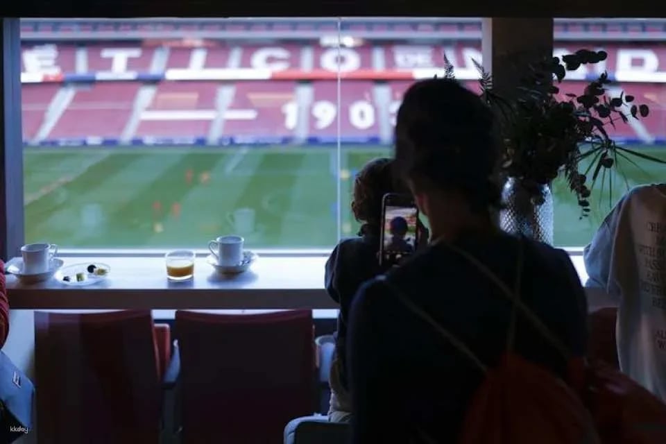 Atlético de Madrid exclusive tour with breakfast in the coach's box