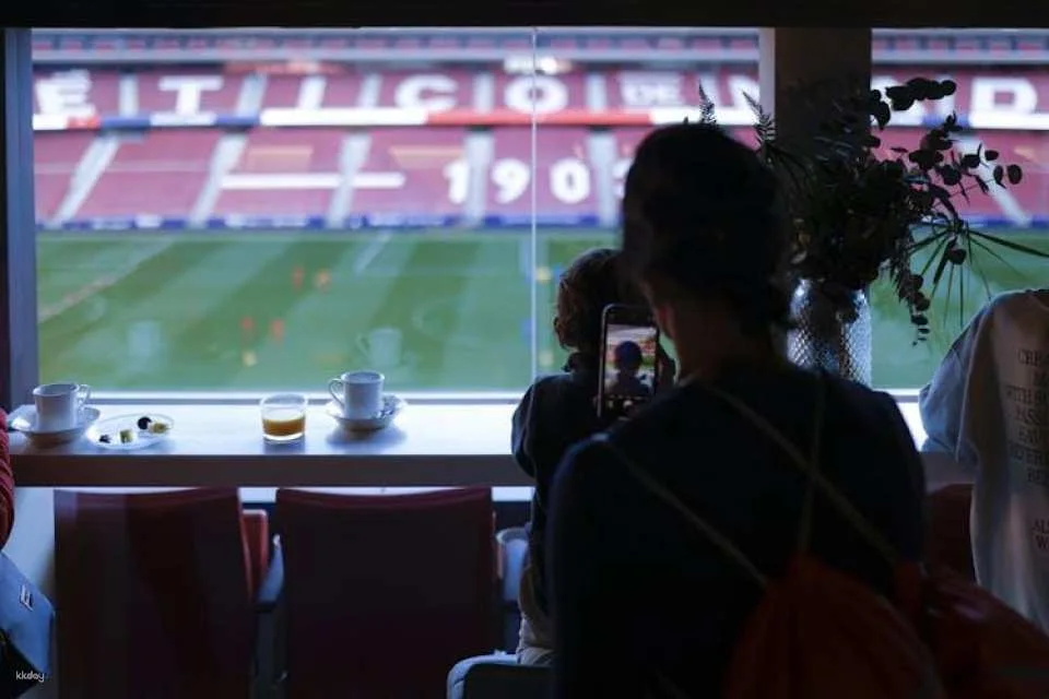 Atlético de Madrid exclusive tour with breakfast in the coach's box