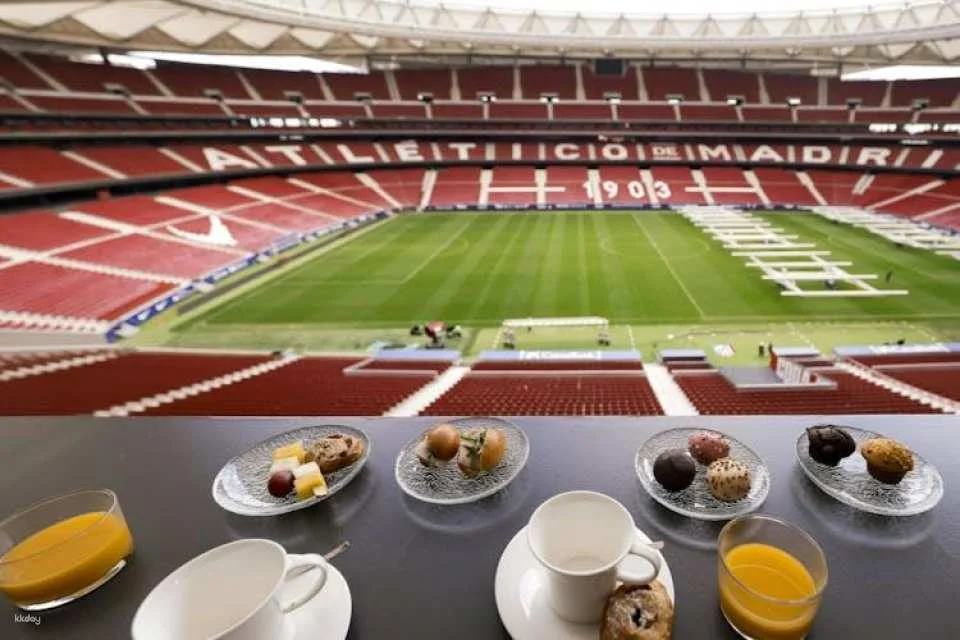 Atlético de Madrid exclusive tour with breakfast in the coach's box
