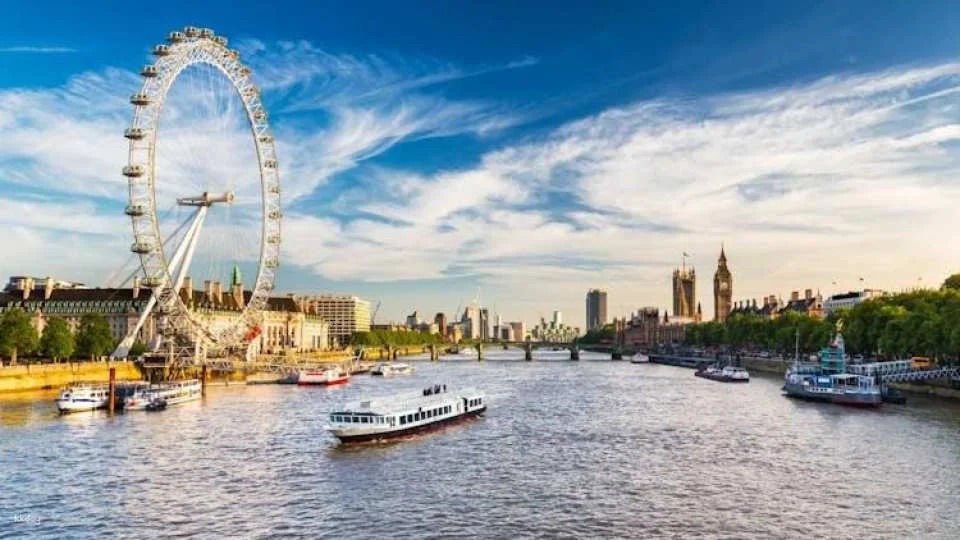 London afternoon tea bus tour with PG tips and optional London Eye
