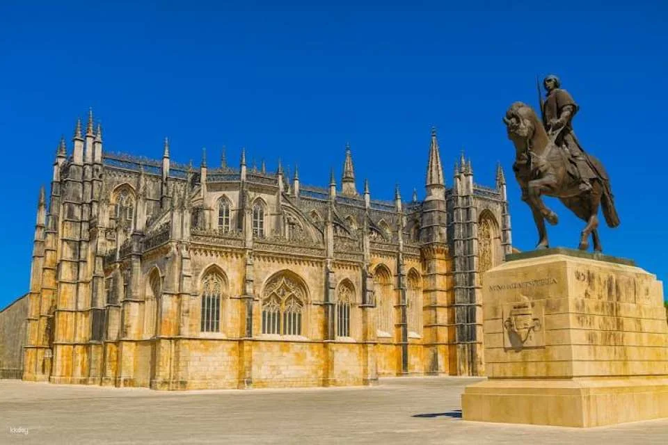 Full-day trip to Fátima, Nazaré, Óbidos and Batalha from Lisbon