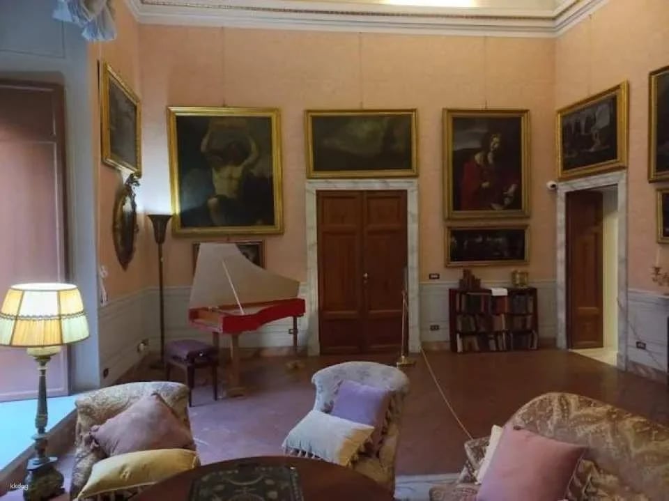 Guided tour of Doria Pamphilj Palace's secret private rooms