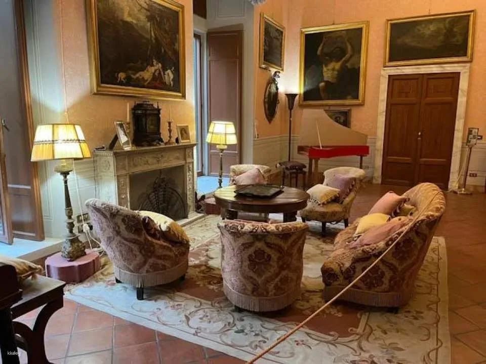 Guided tour of Doria Pamphilj Palace's secret private rooms