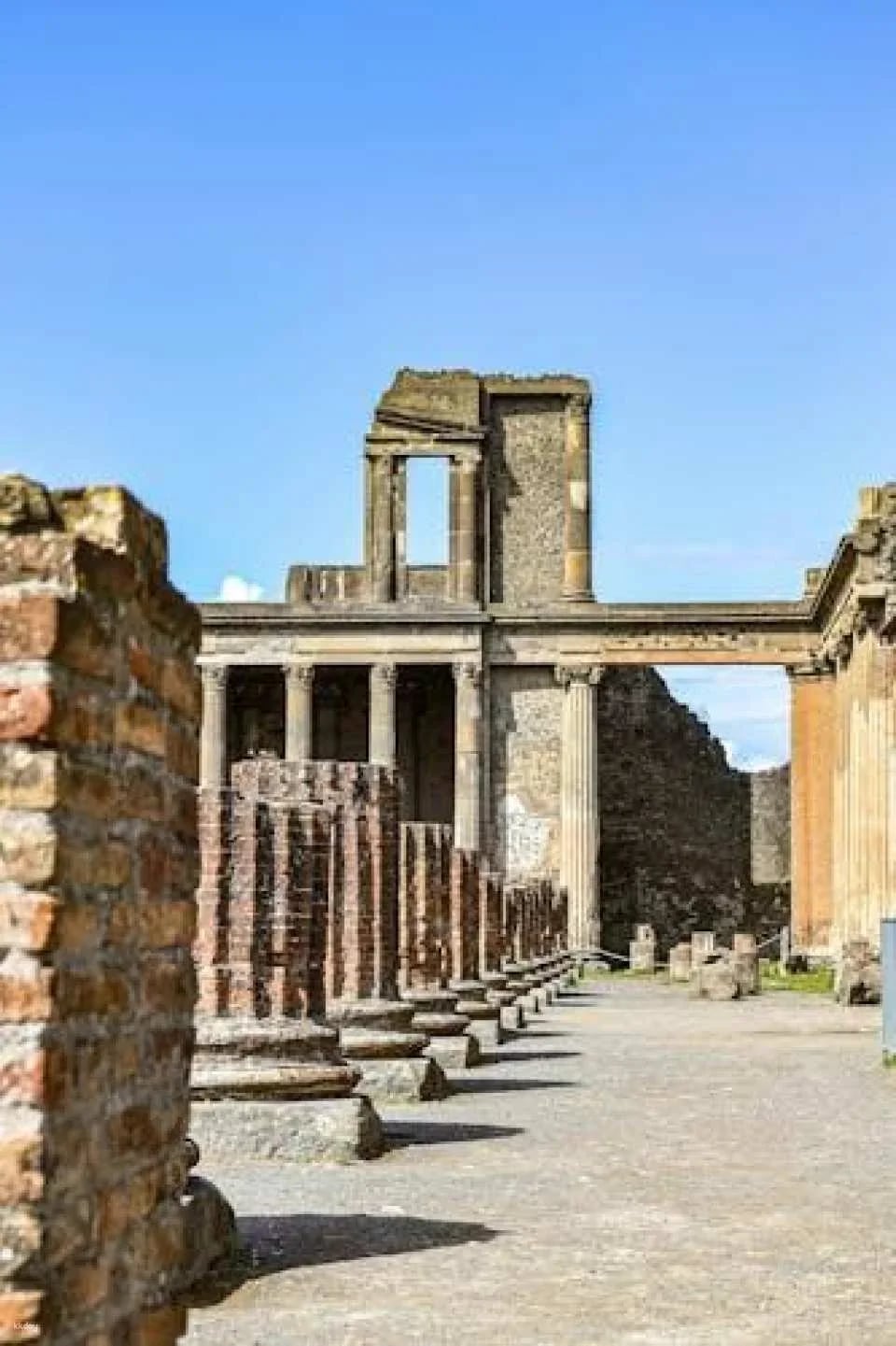 Skip-the-line guided tour of Pompeii ruins with an archaeologist
