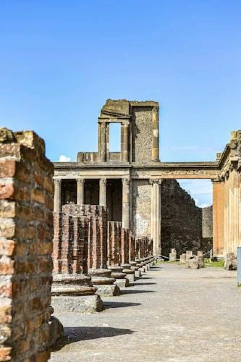 Skip-the-line guided tour of Pompeii ruins with an archaeologist