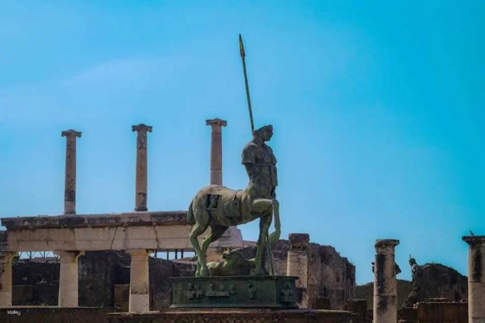 Skip-the-line guided tour of Pompeii ruins with an archaeologist