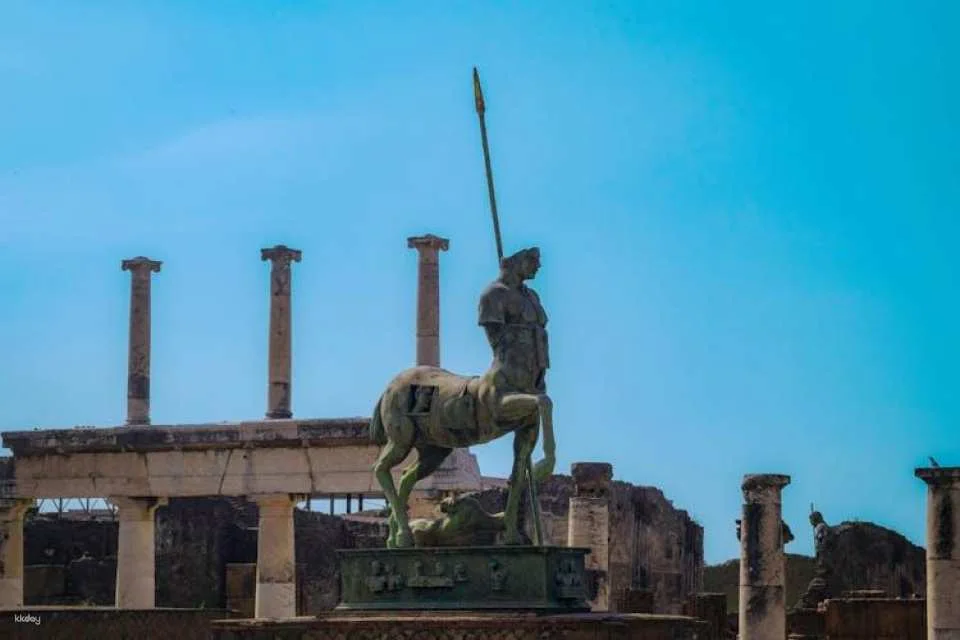 Skip-the-line guided tour of Pompeii ruins with an archaeologist