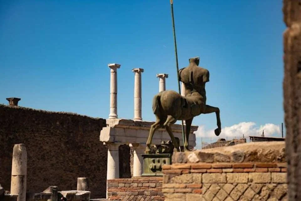 Skip-the-line guided tour of Pompeii ruins with an archaeologist