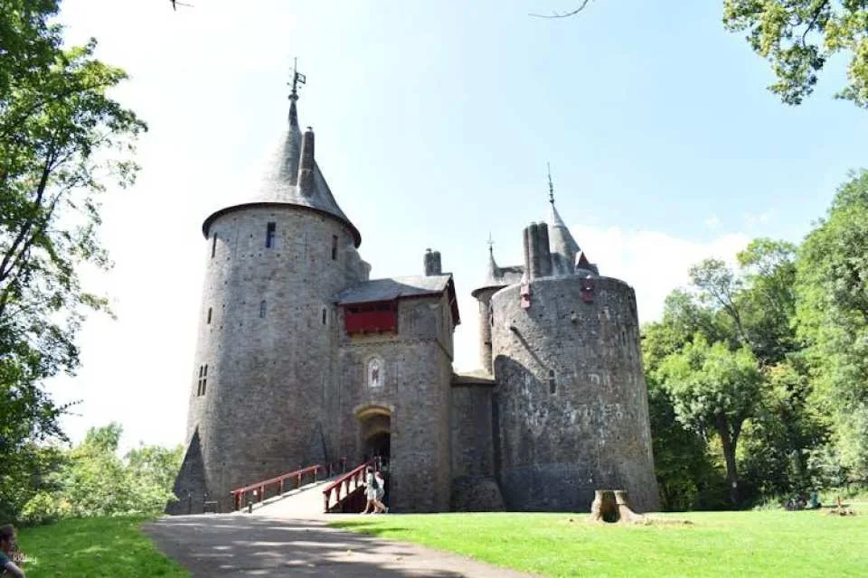 Private tour of Cardiff Castle, Caerphilly Castle and Castle Coch