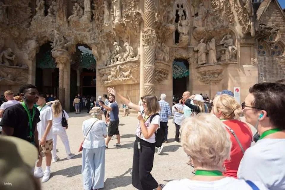 Sagrada Familia entrance tickets and small-group tour
