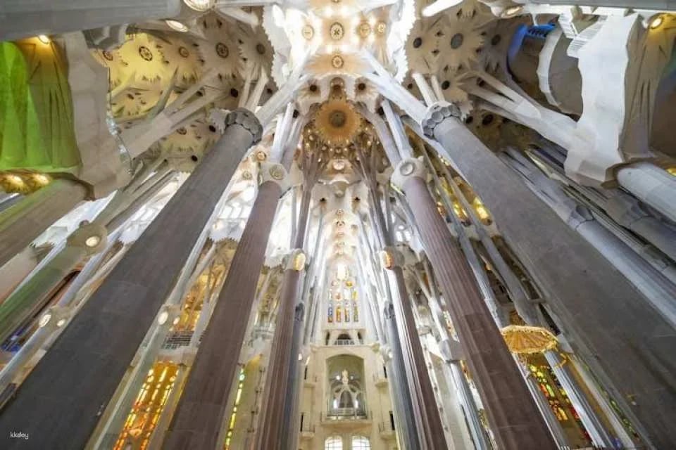 Sagrada Familia entrance tickets and small-group tour