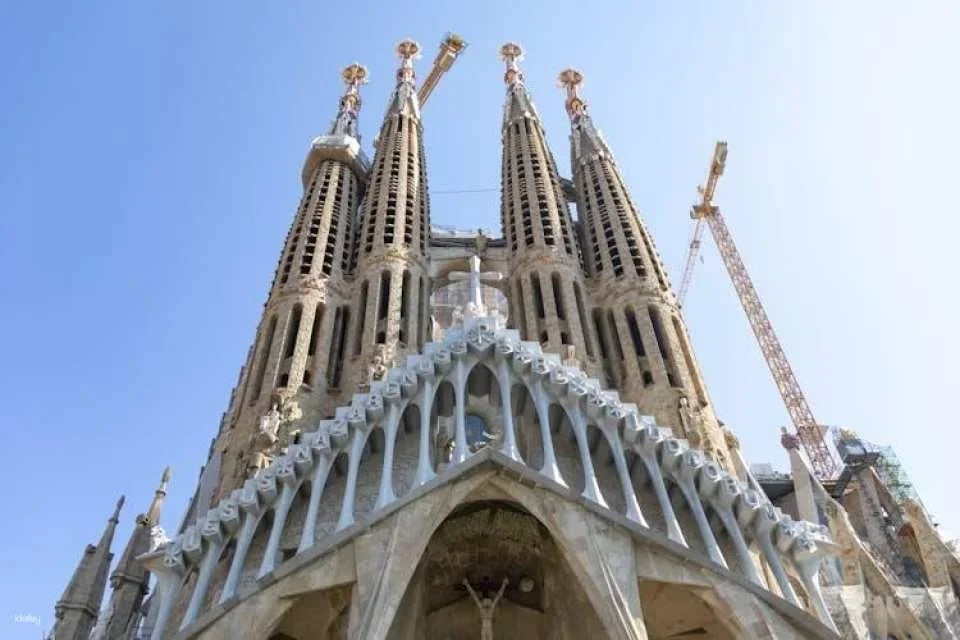 Sagrada Familia entrance tickets and small-group tour