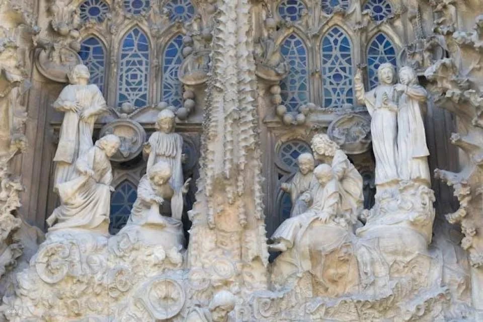 Sagrada Familia entrance tickets and small-group tour
