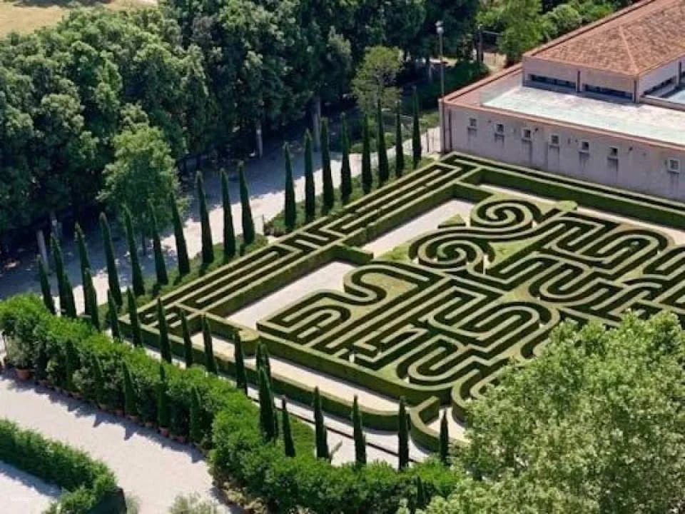 Borges Labyrinth tour with audio guide