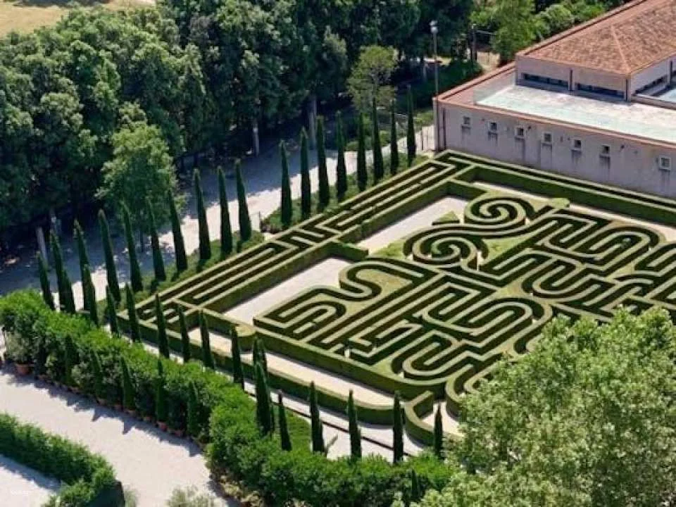 Borges Labyrinth tour with audio guide